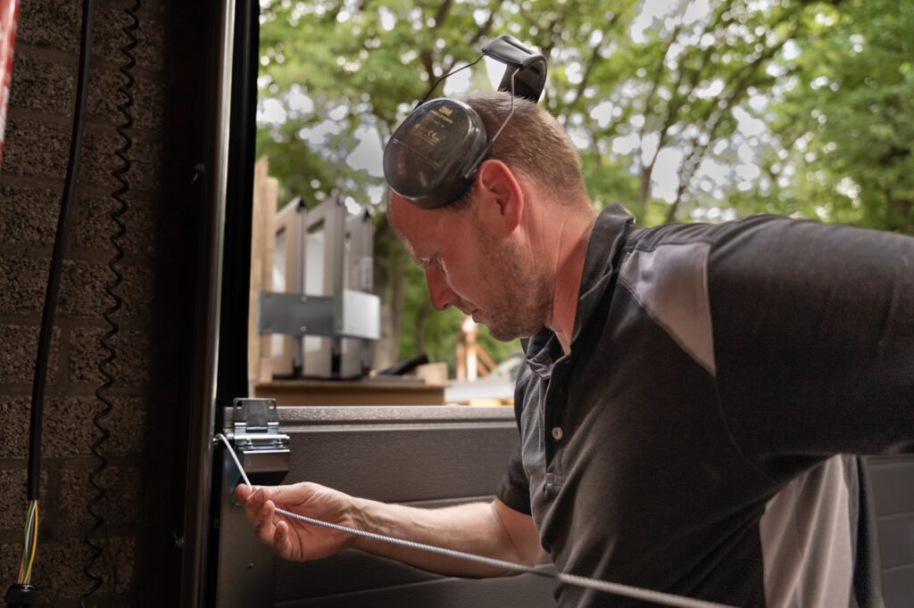 Elektrische garagedeur controleren - Muller Deuren Service